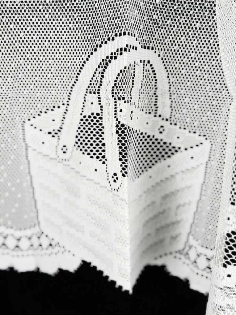 New with Tags Liechtenstein Basket Valance 60 X 17in Polyester Great Bay Lace